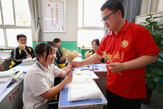 河北保定一中学,送麦子祝福高三学生高考丰收