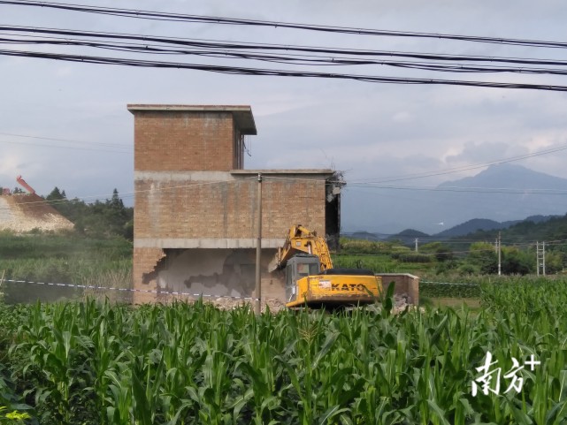 连州西江拆除一栋两层半违法建筑