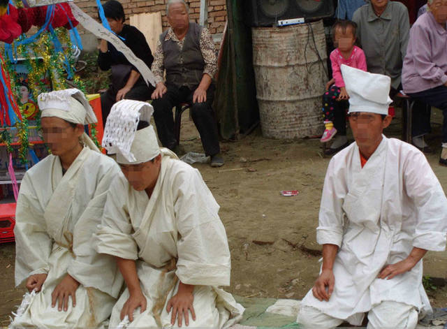 不仅如此,很多地方还保留了办白事要穿孝衣,戴孝帕的习俗,有的地方说