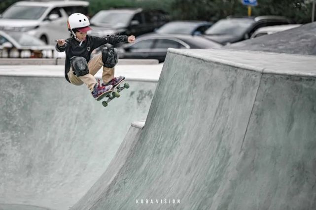 从效果图可以看出,滑板区拥有多个等级的标准 u型池,mini ramp,街式