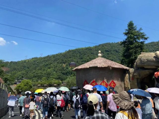 初夏的怪石岭景区周末依旧人气满满,全新的面貌给你不