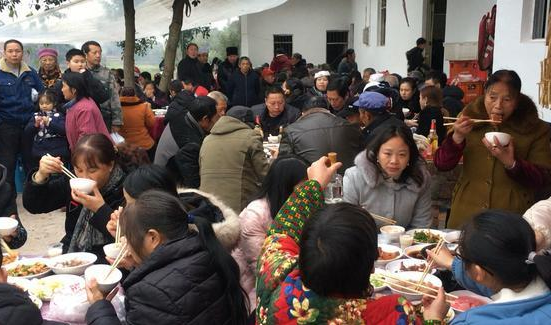 农村五六百元一桌的酒席,却比酒店上千元一桌更热闹,这是为何?
