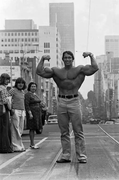 9.1974年,阿诺德·施瓦辛格在澳大利亚墨尔本秀肌肉.
