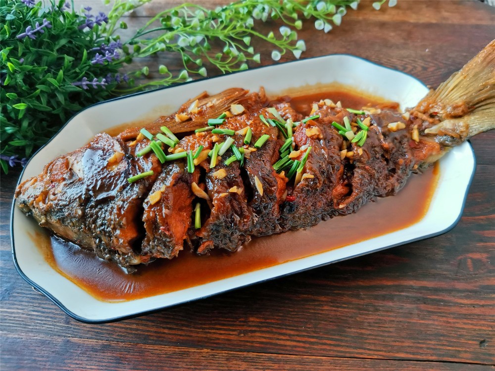 【家常炖鱼】鲤鱼1条,五花肉几片,油盐适量,葱1段,姜1块,大蒜2瓣