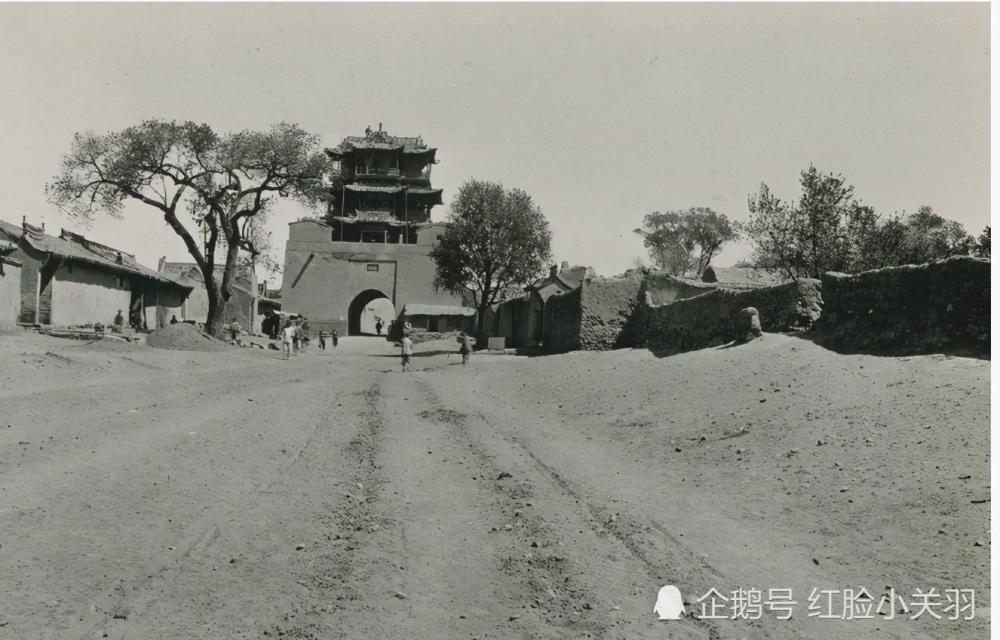 1909年6月,河北宣化县(今张家口市宣化区)城门清远楼(钟楼).