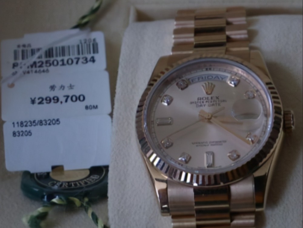 的李女士在南京新街口金鹰周大福钟表行花30万购买了一块劳力士的手表
