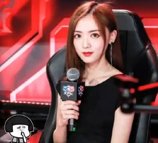 kpl这位女解说火了,光看图片让网友人赞叹,这腿长有两