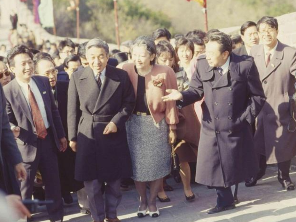 1992年10月23日到28日这几天的时间里面,日本明仁天皇正式对中国进行