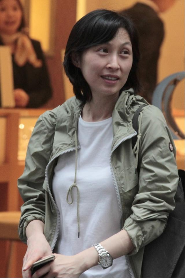 郭蔼明哪像53的女人?清爽短发搭休闲装,纯素颜也难掩骨子里的美