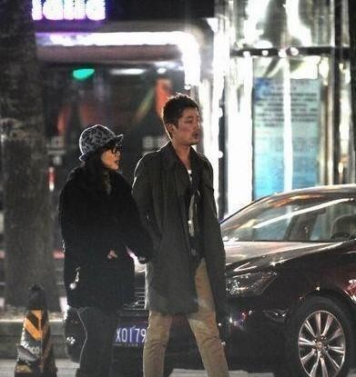 胡歌方否认和薛佳凝复合!经纪人曝出合影始末:被导演临时叫上台