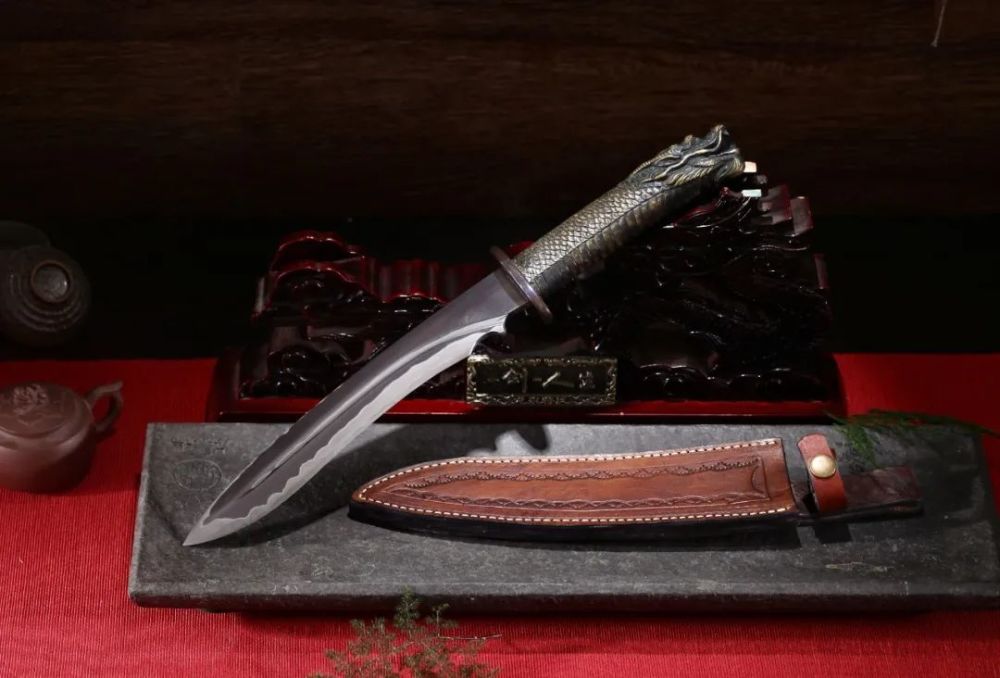 虎王短刀,是短刀中线条感比较优美的一款作品,刀身覆土烧刃制作,刃纹