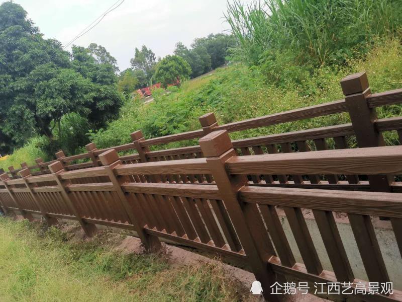 广东现场做混凝土仿木栏杆,国标梯形八步水泥仿木护栏杆厂家安装场景