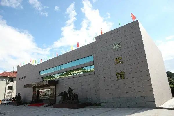 1月中旬 中国人民解放军第五军团奉命兼贵州军区,后改称贵州省军区.
