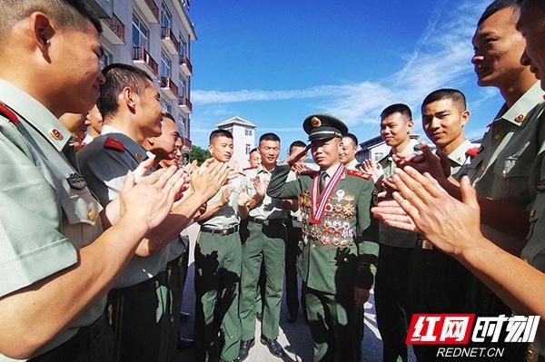 李兴坤与战士们交流.