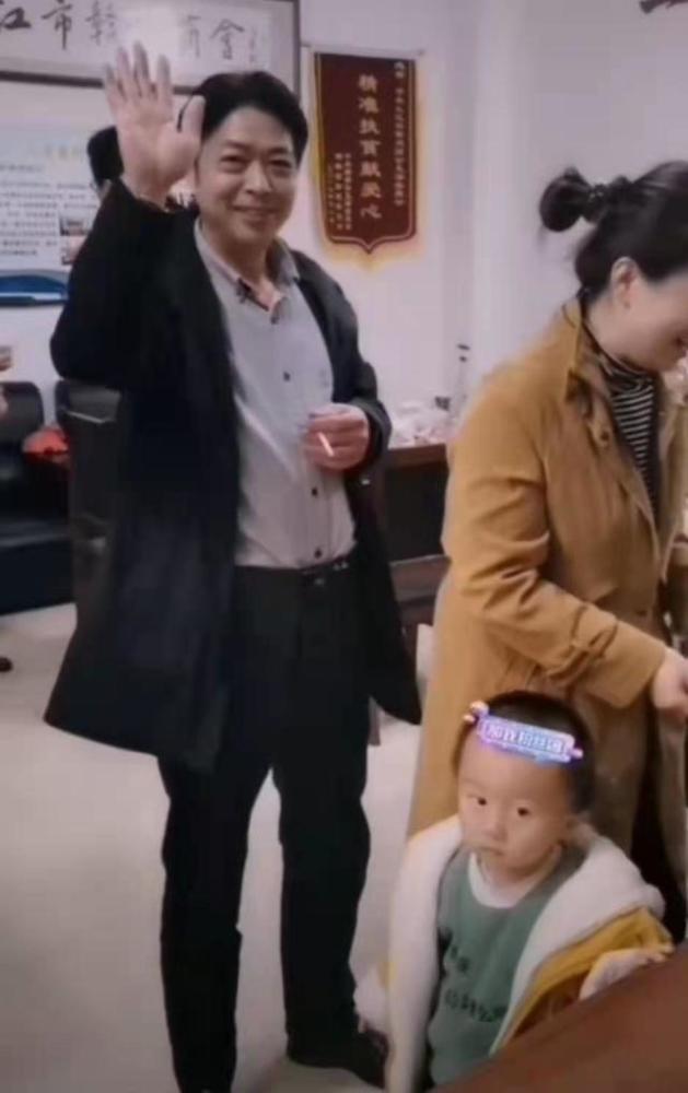 姚策养父很少出镜只知道他是军人其实他肩上扛的是一座山
