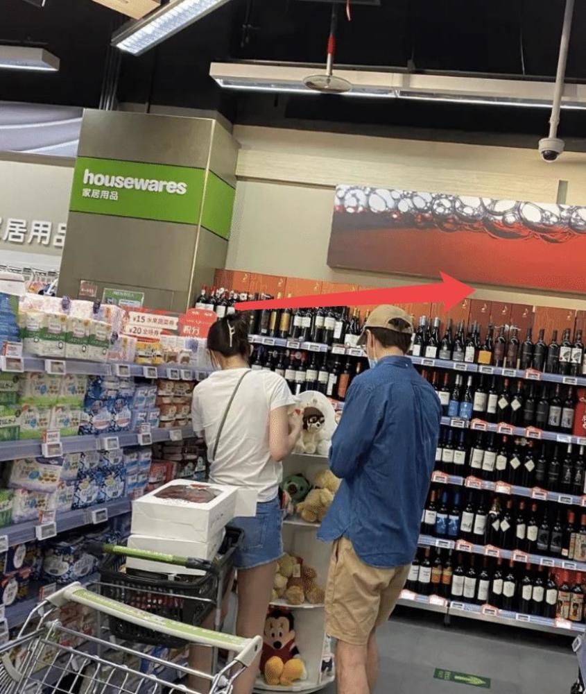 杨玏新恋情曝光?陪陌生女子逛超市买姨妈巾,女生背影不像毛晓彤