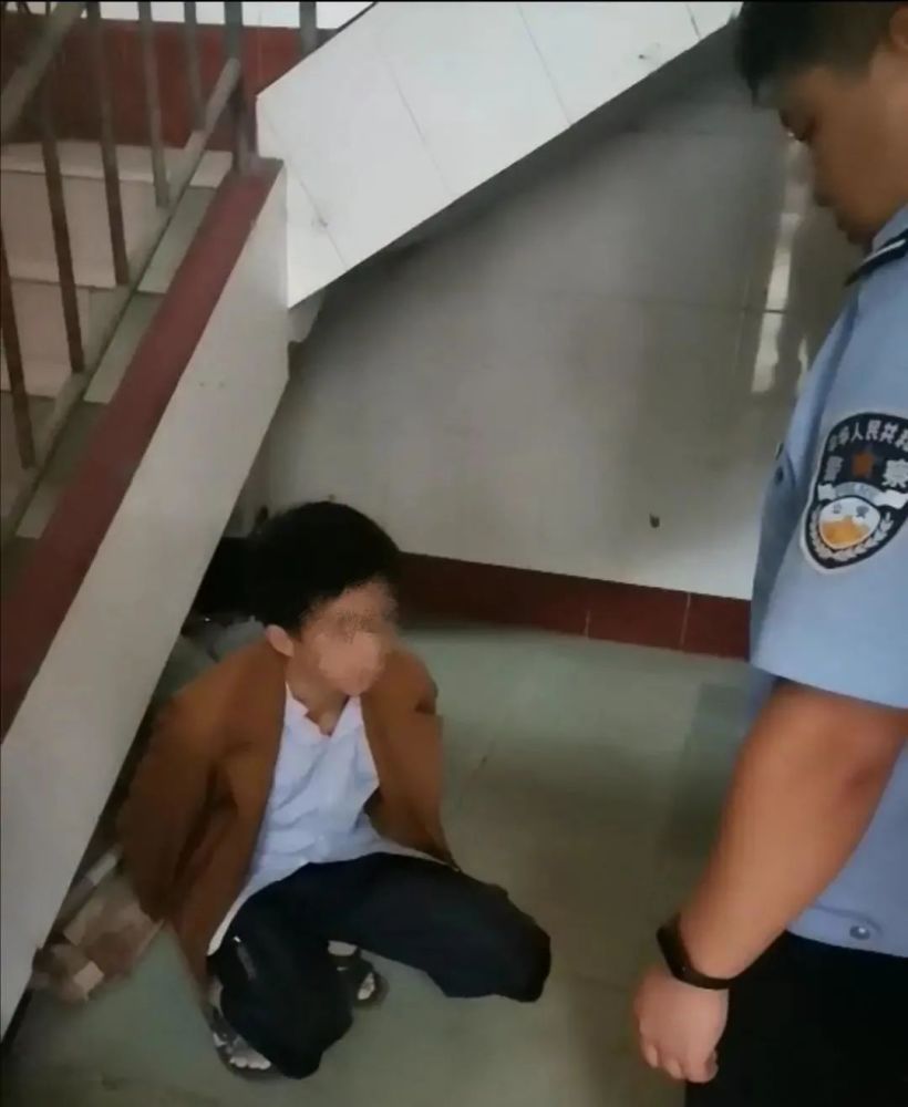 全国专偷女性内衣视频_一小偷专偷女士内衣(2)