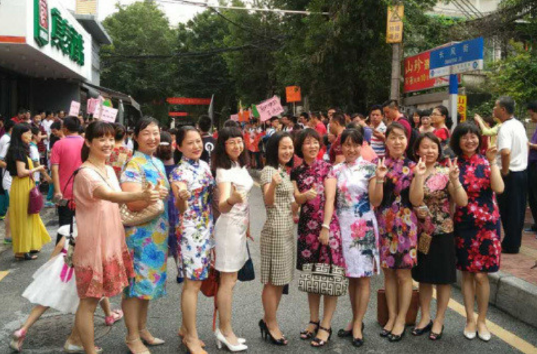 家长为高考生花式应援,妈妈穿旗袍非常美,没想到爸爸穿上更亮眼
