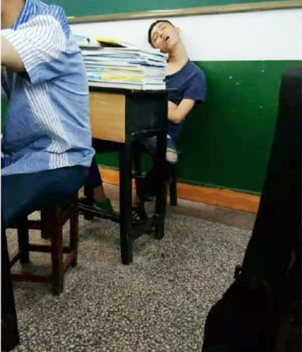 搞笑图片:这位同学上课睡觉的姿势,够十五个人笑半个月的