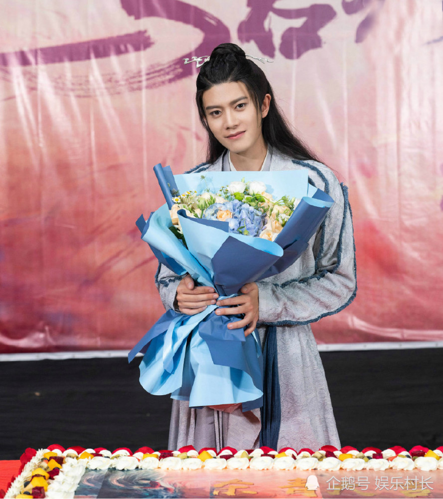 《与君初相识》剧组杀青,迪丽热巴任嘉伦抱鲜花合影,花絮曝光热巴好