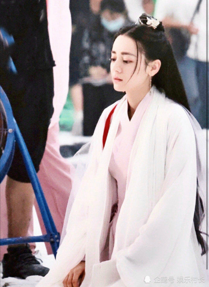 《与君初相识》剧组杀青,迪丽热巴任嘉伦抱鲜花合影,花絮曝光热巴好