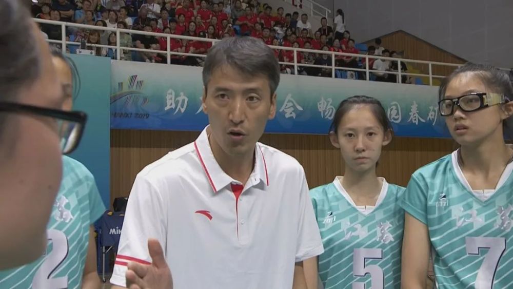 入选的 4 人分别是队长刘美君,二传张馨月,副攻夏思佳以及主攻董铭霄
