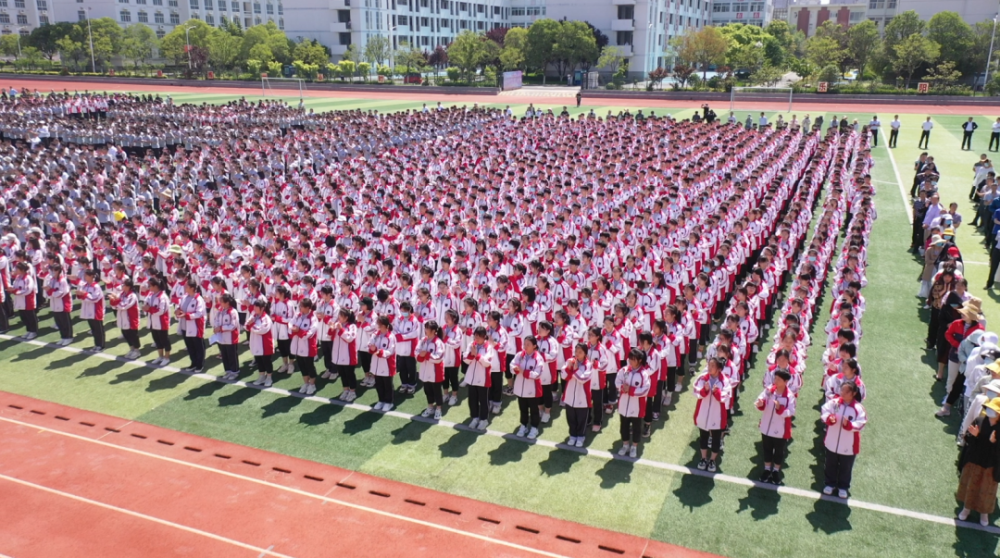 高考将至 新沂市第一中学校长姚松表示:"孩子们即将离开学校,对学校