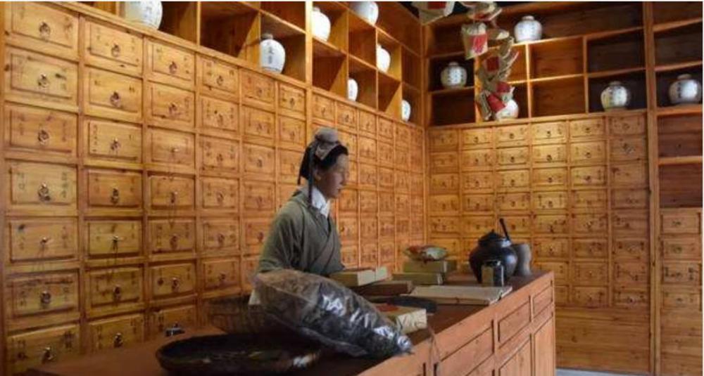 中国古代的药店经营的都是中药,而且基本上每一个药店都会配备坐堂