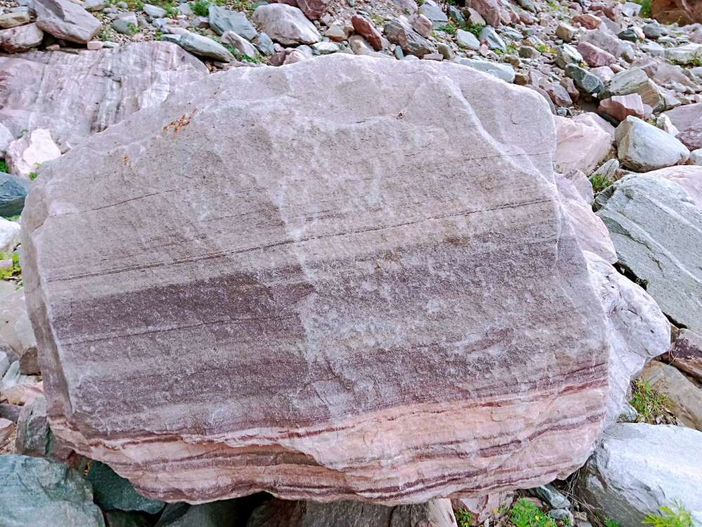 辉县太行山深处到处是奇石景观石,在八里沟旁边的黄水
