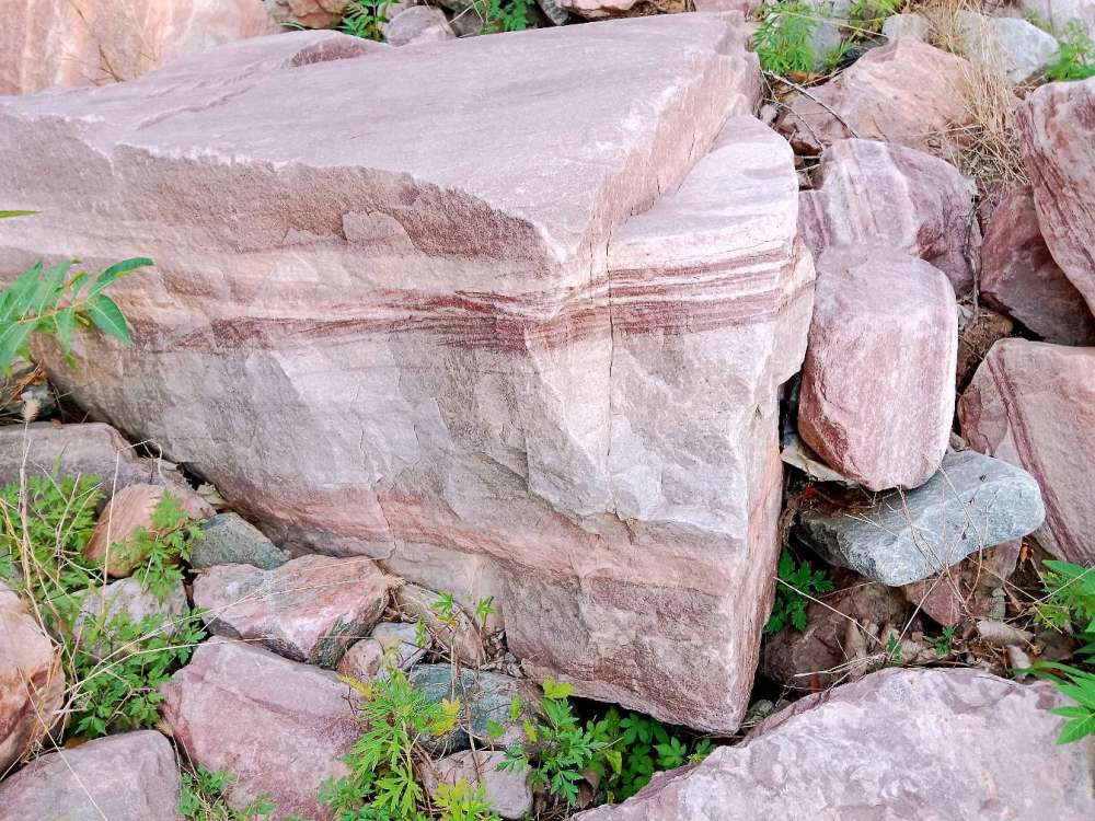 辉县太行山深处到处是奇石景观石在八里沟旁边的黄水适合自驾旅游避暑