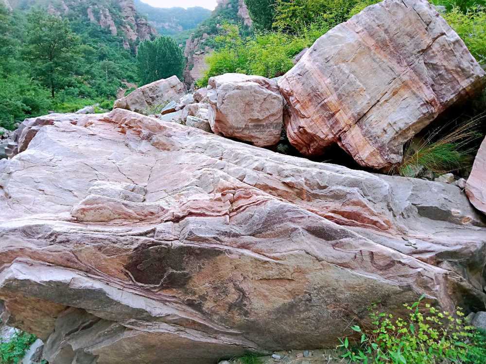 辉县太行山深处到处是奇石景观石在八里沟旁边的黄水适合自驾旅游避暑