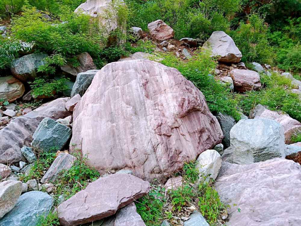 辉县太行山深处到处是奇石景观石在八里沟旁边的黄水适合自驾旅游避暑