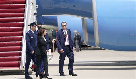 美国副总统哈里斯专机出问题 飞行半小时紧急返航