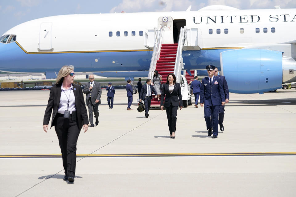 美国副总统哈里斯专机出问题 飞行半小时紧急返航