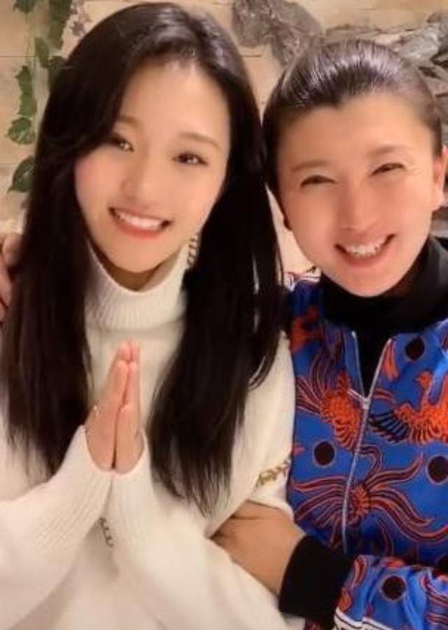 闫学晶风光娶儿媳席开近百桌茅台帝王蟹上齐现场星光熠熠