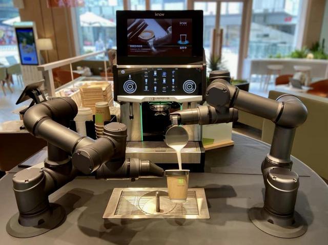 奈雪的茶pro科技再升级 广东首家使用咖啡拉花机器人的茶饮店来啦