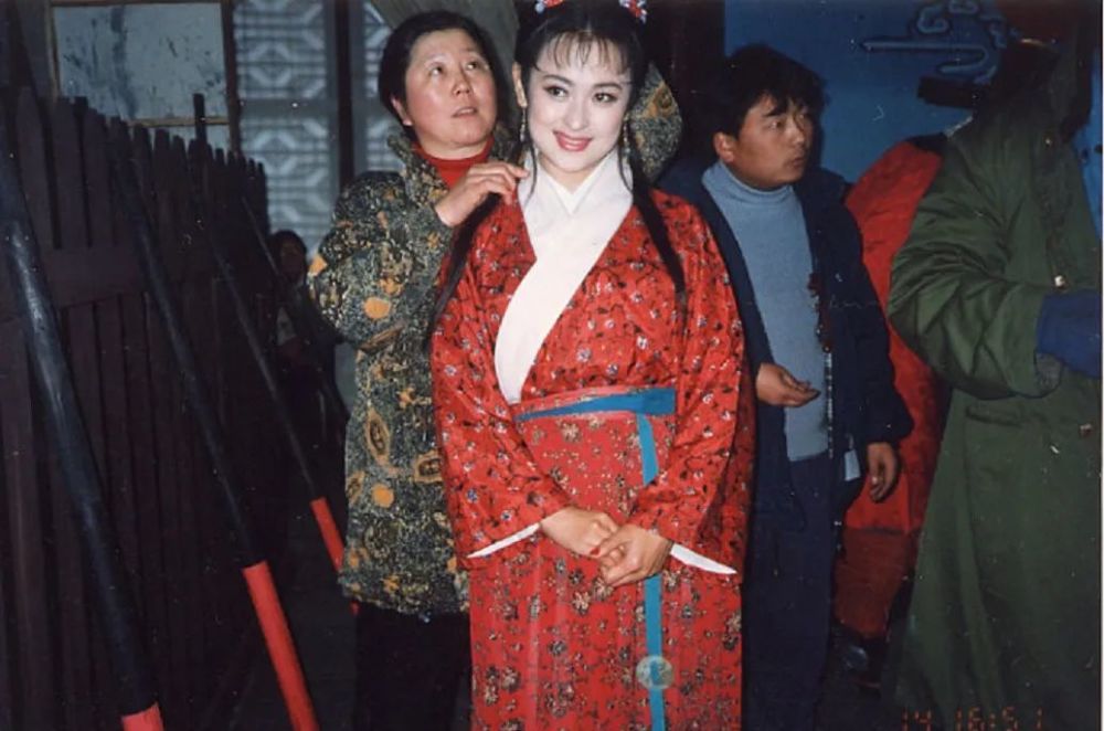 嫁给了亿万富豪地产商李辙,又于2001年6月生了女儿,豪门生活本无忧,但