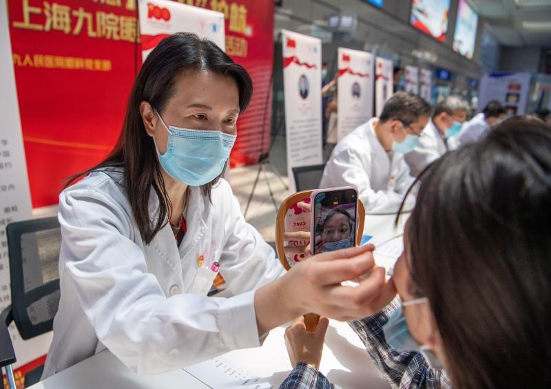 全国爱眼日,上海九院眼科在上海虹桥火车站开展义诊