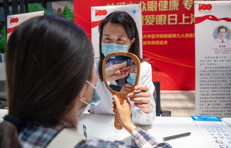 全国爱眼日,上海九院眼科在上海虹桥火车站开展义诊