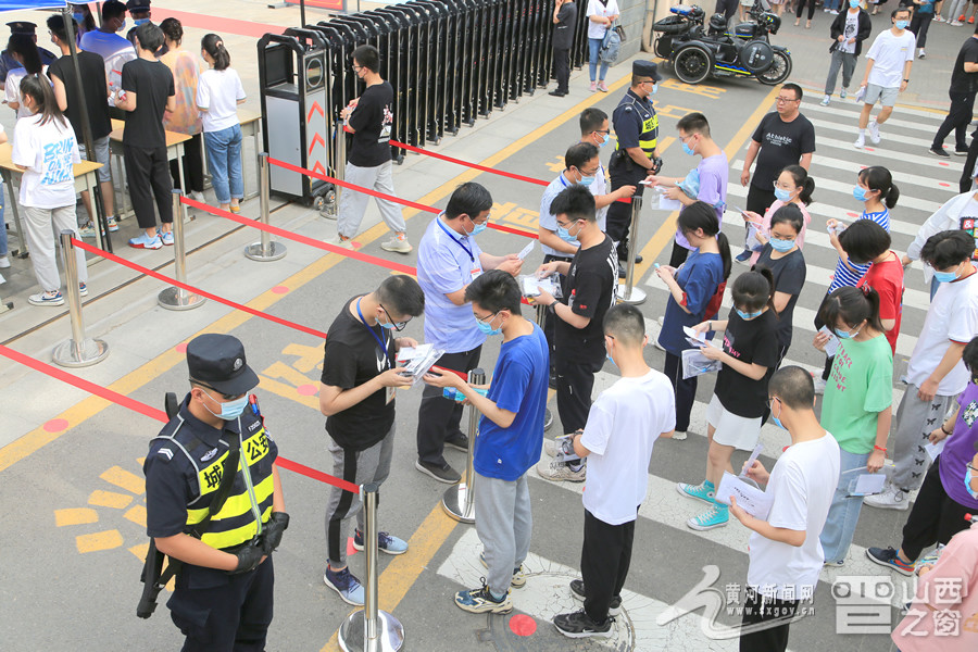 图为吕梁离石区龙凤小学考点外,武警护航高考.吕梁频道记者高增平摄