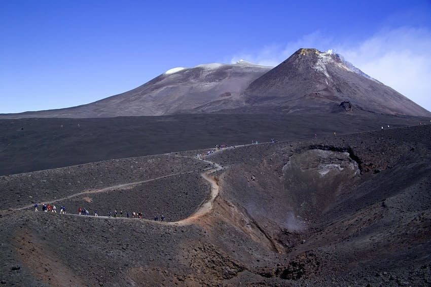 徒步前往西西里岛埃特纳火山的火山口埃特纳火山被希腊人称为"托起