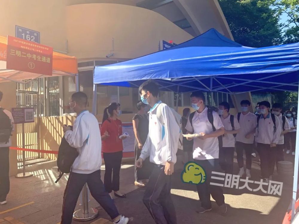 外就已经有候场的学生三明二中考点为他们加油鼓劲只为陪伴孩子最重