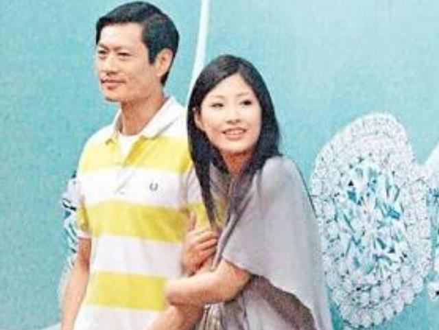 16年爱情长跑,穿着便装的婚礼,黄德斌小16岁的妻子很幸福?