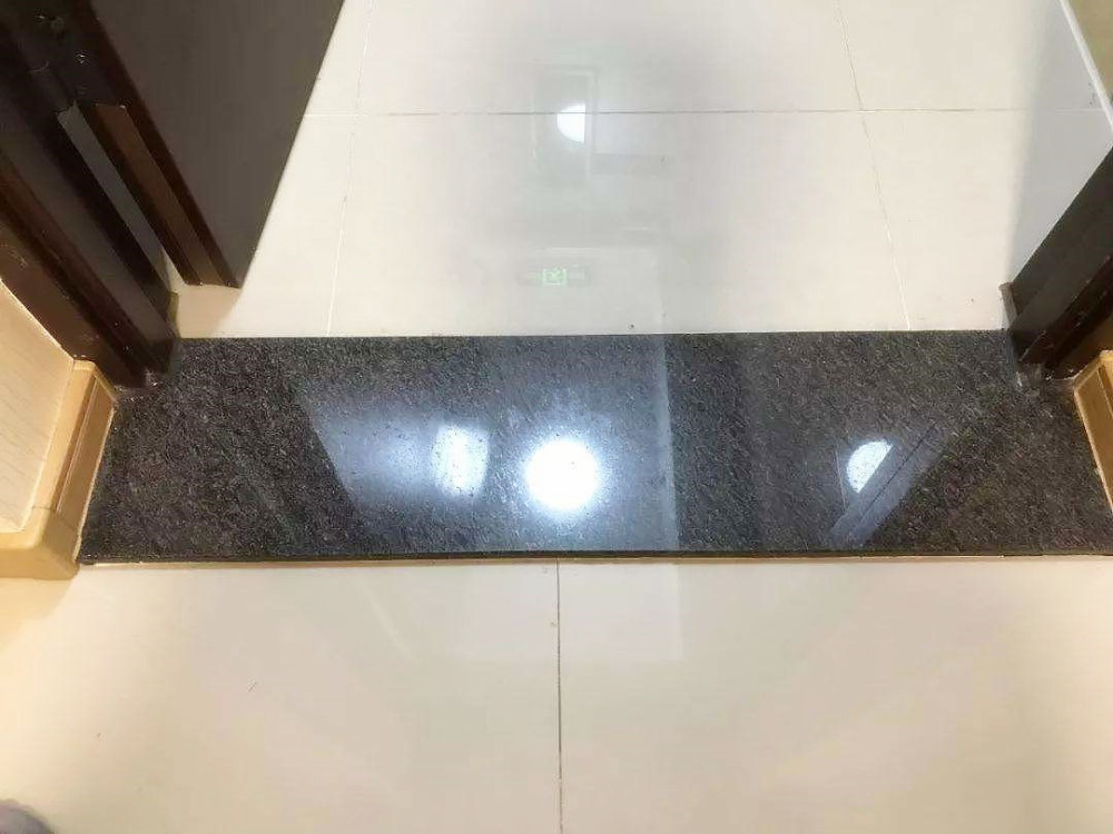 有门槛石,房间内外可以不对缝