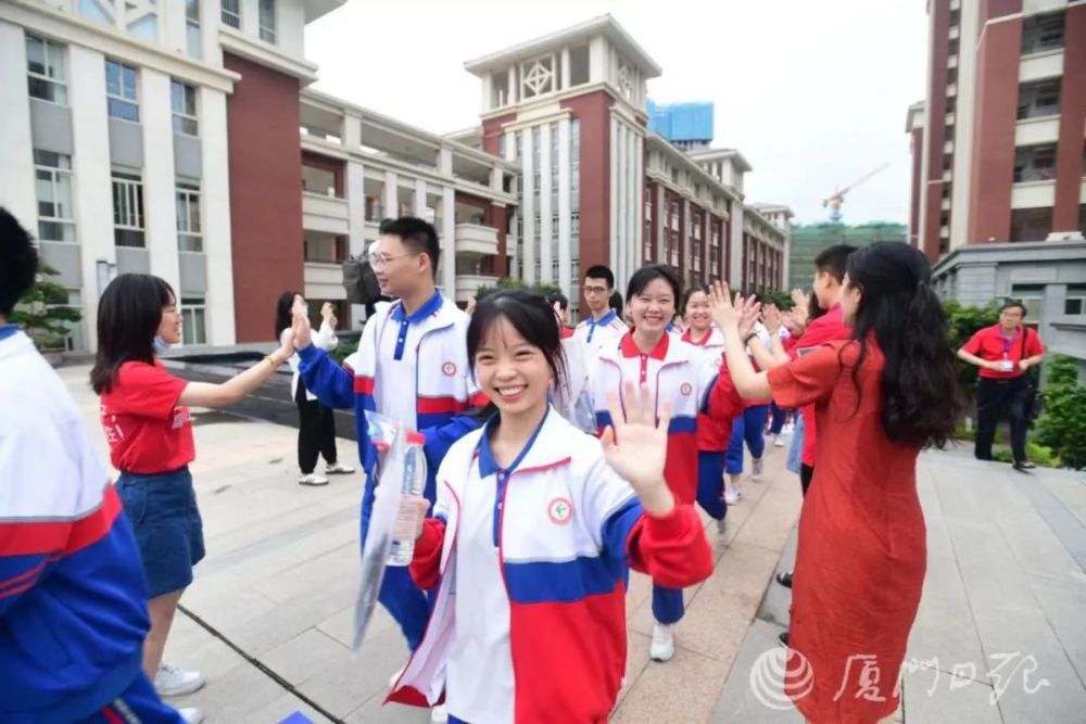 新高考首考!新在哪?红白蓝校服将成回忆!作文和现场图来了