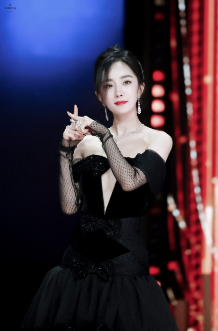 拾光盛典女星造型抢先看杨幂鞠婧祎黑色长裙刘亦菲仙气十足
