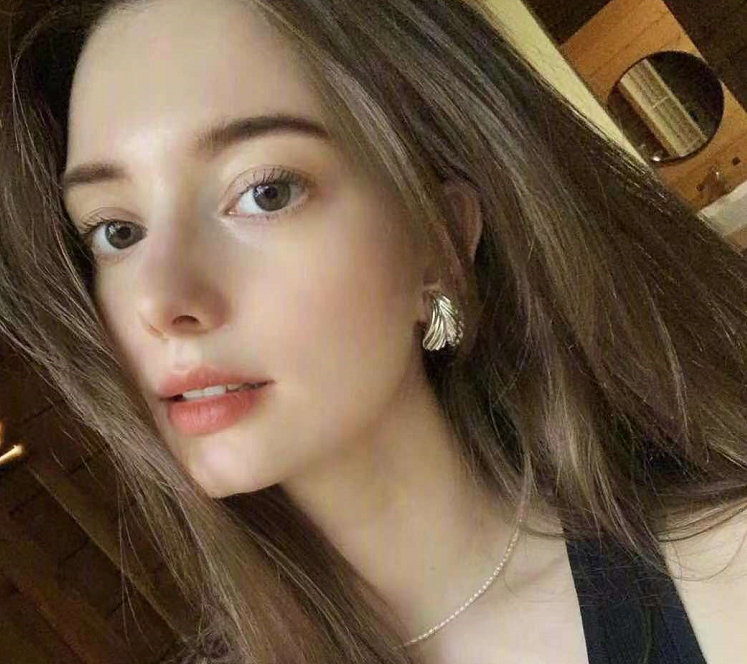 就是一位来自于浙大的校花,她与以往的校花不同的是她是一位混血女孩