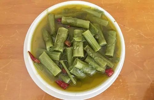 第一次到绍兴的游人,极少能接受霉苋菜梗的味道,吃法也是别具一格