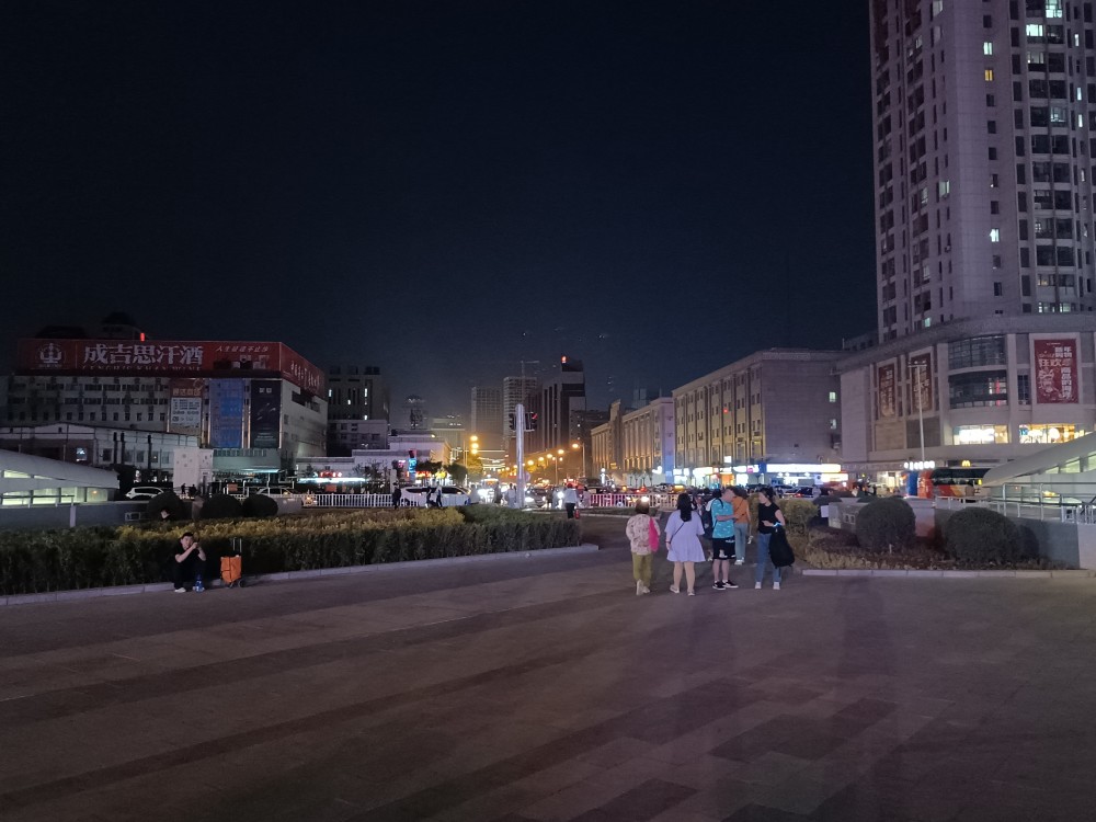呼和浩特站前广场夜景