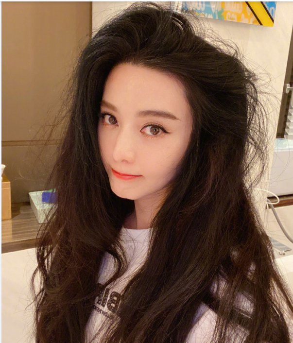 范冰冰晒近况凌晨一点才工作完披散着头发自嘲小疯婆子